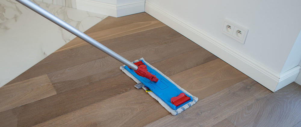 7 przyczyn powstawania smug na podłodze